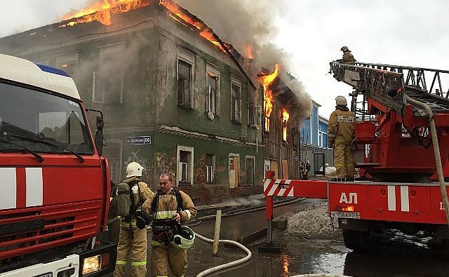 В Ростовской области за выходные горели 7 машин, 7 домов и электровоз