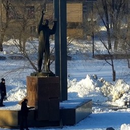 Школьники молотком повредили постамент памятника Гагарину