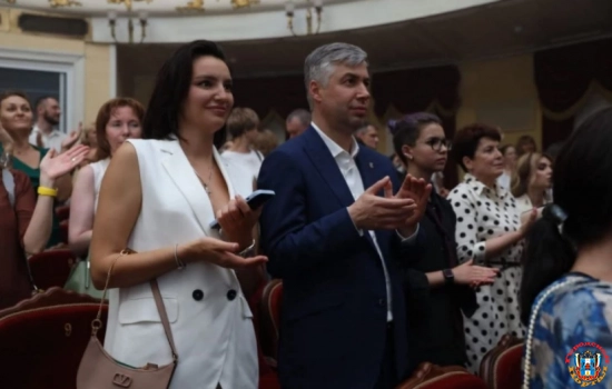 С фотографии сити-менеджера Ростова пропала его спутница с сумкой Valentino