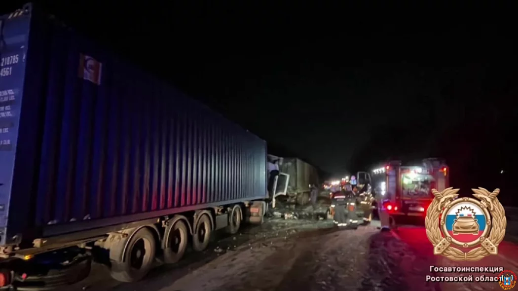 Смертельное ДТП на М-4 &laquo;Дон&raquo;: водитель КамАЗа погиб при столкновении с другим автопоездом