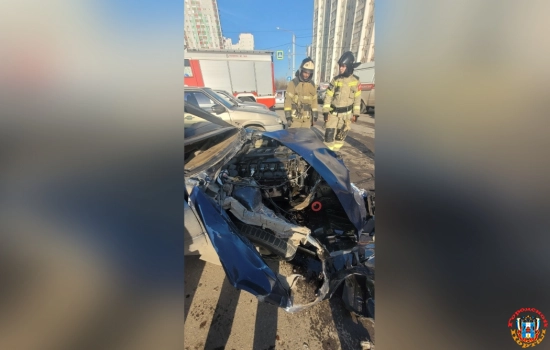 В Ростове на Левенцовке произошло серьезное ДТП с BMW и грузовиком