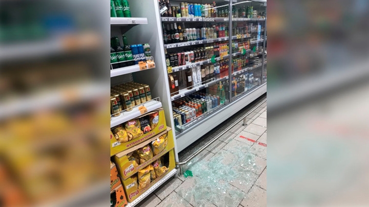 В супермаркете под Воронежем на покупателей обрушилось разбившееся стекло холодильника