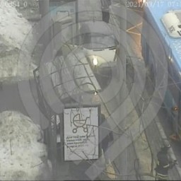 Легковушка врезалась в автобус на остановке на востоке Москвы