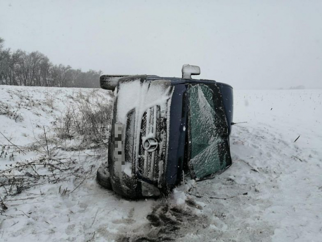 Пострадали две пассажирки: на трассе Ростов - Волгодонск перевернулся микроавтобус