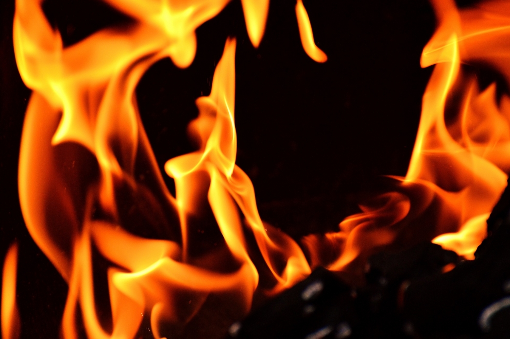 В Ростове при тушении пожара в заброшенном ресторане погиб спасатель