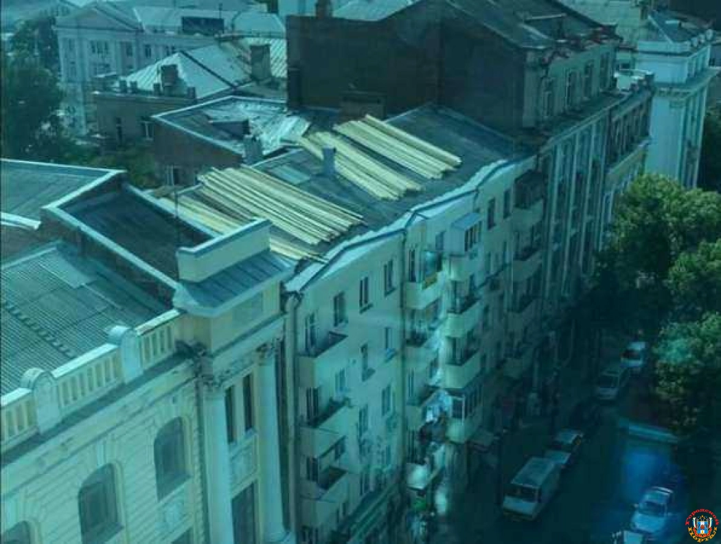 Огромные не огороженные доски на крыше многоэтажки в центре города угрожают ростовчанам