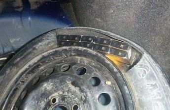 Новошахтинские таможенники обнаружили нелегальные сигареты в запасном колесе