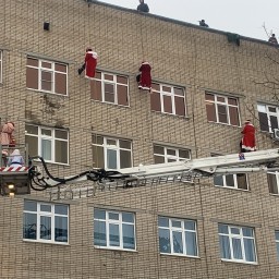 В Ростове спасатели в костюмах Дедов Морозов поздравили маленьких пациентов больницы