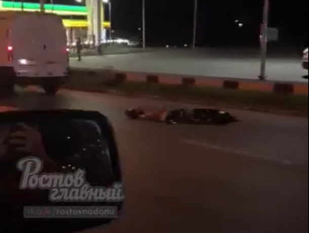 В Ростове у торгового центра насмерть сбили пешехода