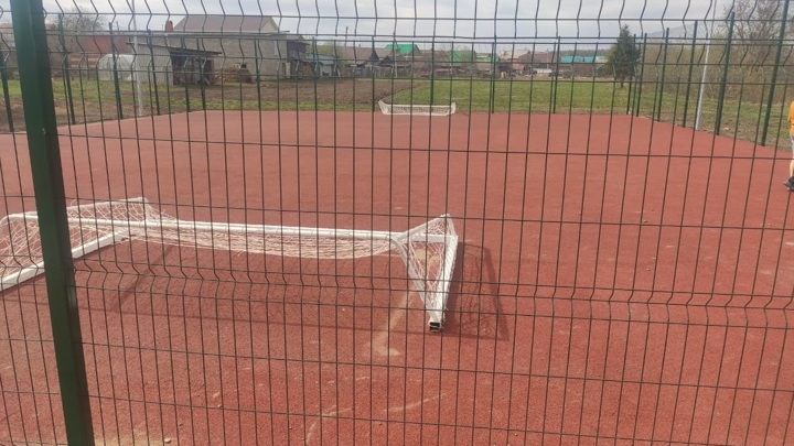 В Татарстане на девочку упали футбольные ворота, ребенок госпитализирован