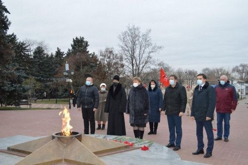 Жители Ростовской области возложили цветы к памятникам и мемориалам военных лет