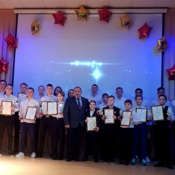 Депутаты гордумы Евгений Иванов и Сергей Хлиев наградили одаренных детей Железнодорожного района