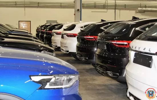 Из-за падающего рубля дилеры посоветовали не тянуть с покупкой машины и рассказали, что будет с ценами