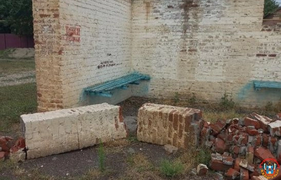 Кирпичную остановку в селе Ростовской области превратили в руины