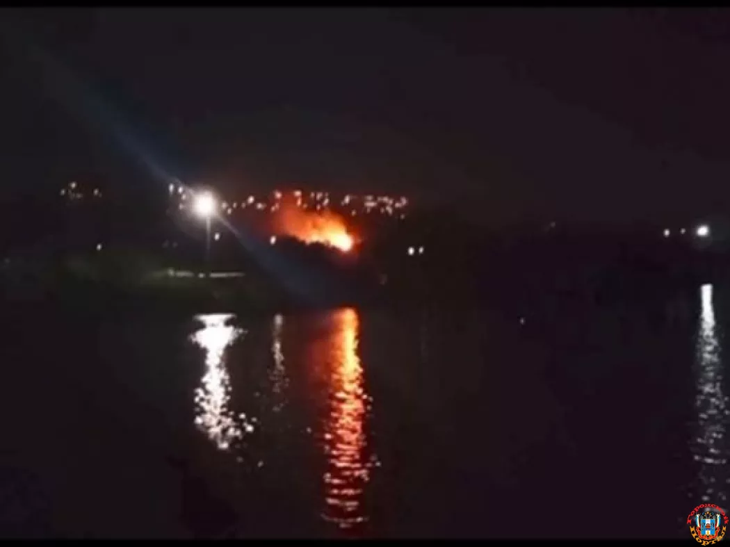 На окраине Ростова случился крупный пожар рядом с жилыми домами