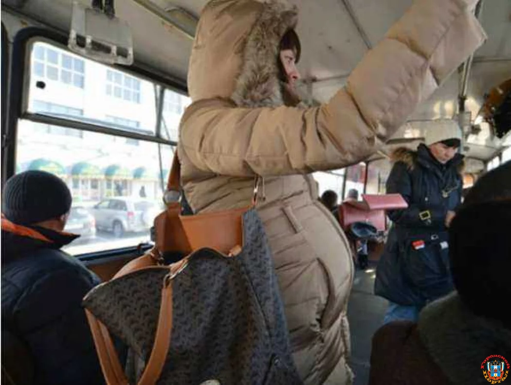 Неуступившего место беременной женщине мужчину загнобили в ростовском автобусе