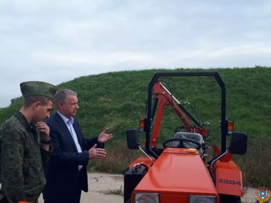 Военный аэродром «Центральный» в Ростовской области получил новый трактор