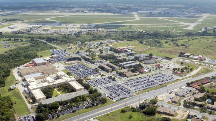 В США неизвестный открыл стрельбу на военной базе в Техасе