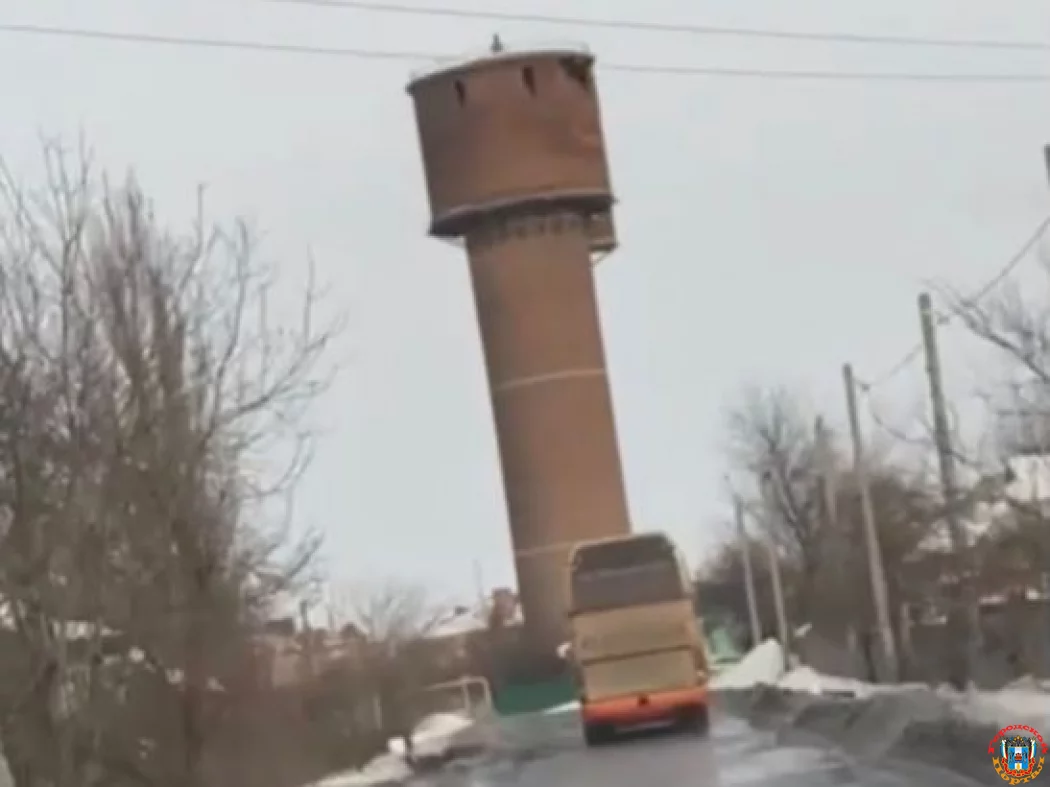 Осыпается водонапорная башня В Гуково