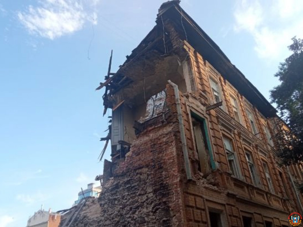 В центре Ростова сносят аварийный дом 100-летней давности