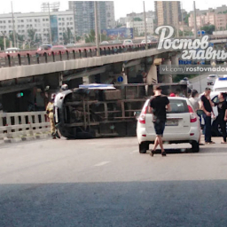 В Ростове-на-Дону «Газель» врезалась в свадебный автомобиль и перевернулась