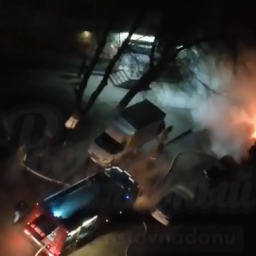 В Ростове сгорела иномарка во дворе жилого дома