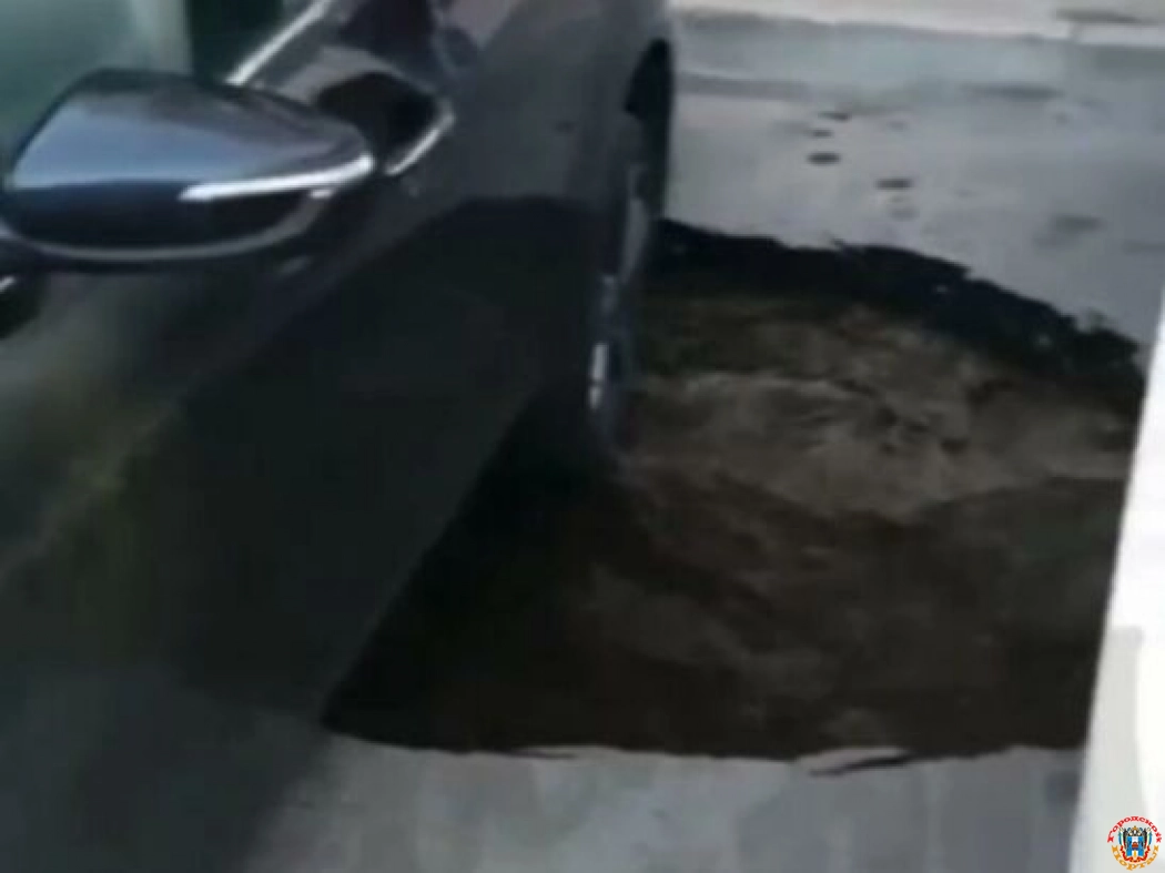 В Ростове на Западном автомобилистка провалилась в яму на парковке