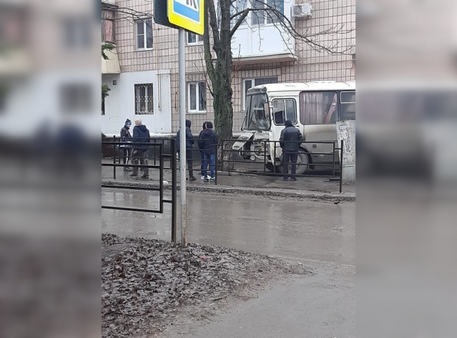 В Ростовской области водитель автобуса с пассажирами отвлекся на телефон и врезался в дерево В Ростовской области водитель автобуса с пассажирами отвлекся на телефон и врезался в дерево