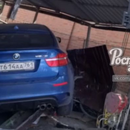 В Ростовской области уходящий от погони водитель BMW снёс ворота частного дома