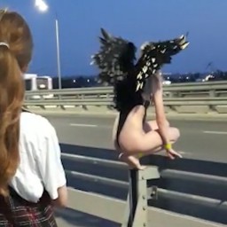 Две обнаженные девицы с крыльями на Ворошиловском мосту обескуражили ростовчан
