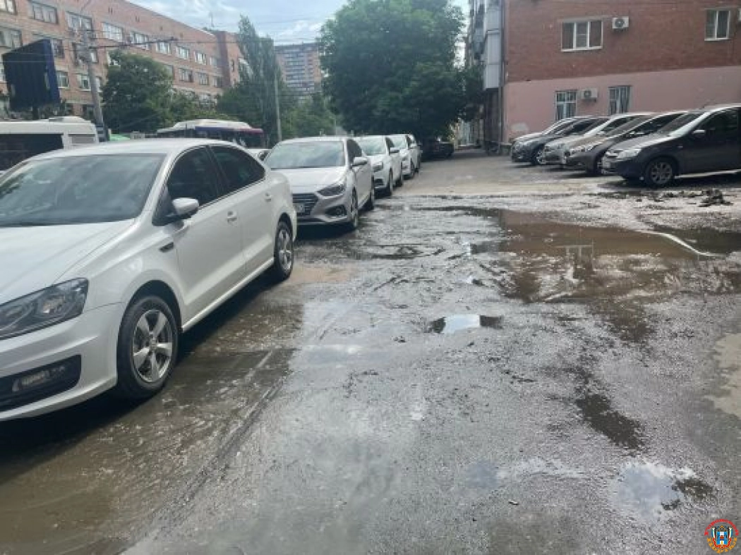 Из-за прорыва канализации в Ростове затопило нечистотами несколько улиц