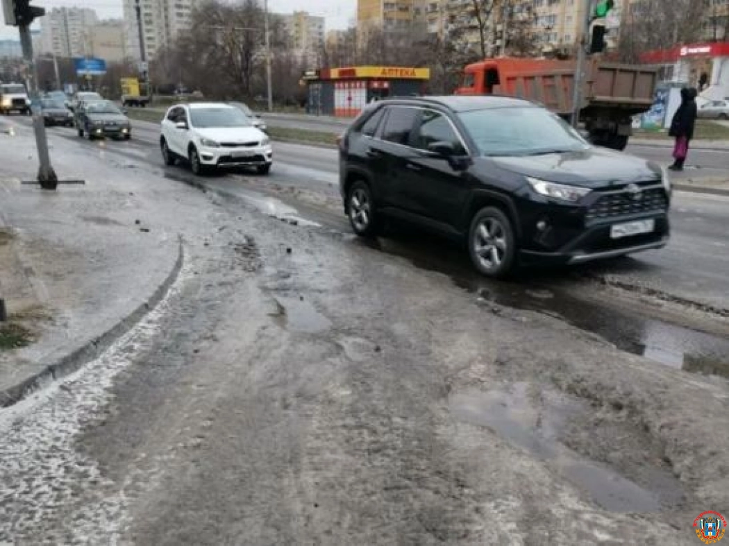В Ростове в Военведе автомобилисты стоят в пробке из-за наледи на проезжей части