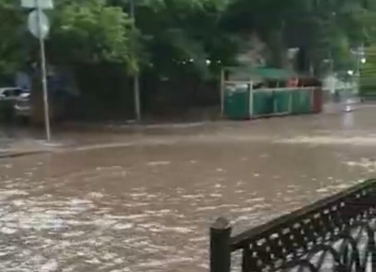 В Ростове перекрыли несколько улиц из-за смытого дождем асфальта