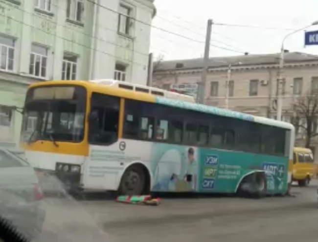 В центре Шахт пассажирский автобус лишился колес, угодив в яму