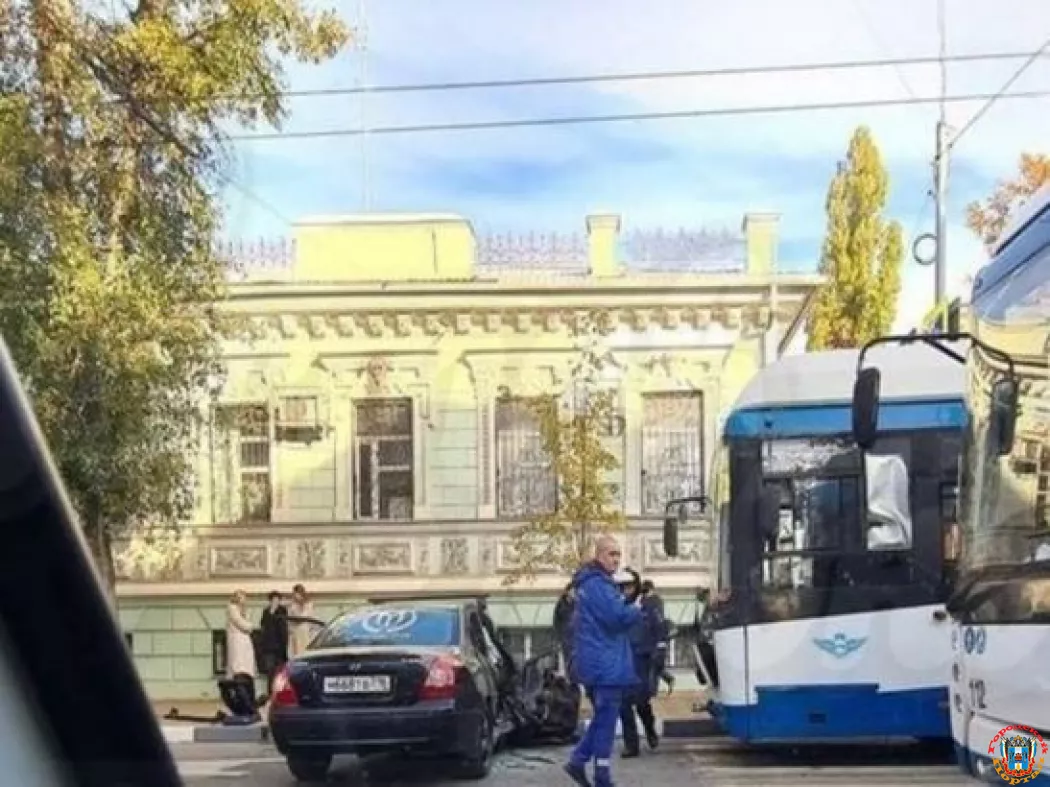В ДТП с троллейбусом в Ростове пострадали парень и девушка