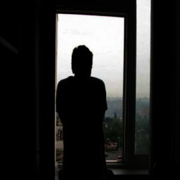 В Ростове 40-летний мужчина погиб, выпав из окна пятиэтажки