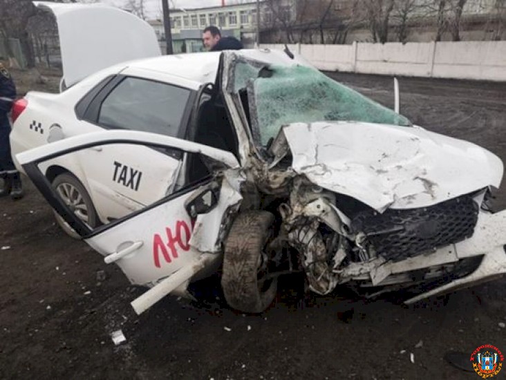 На Дону водитель такси уснул за рулем и врезался в большегруз: трое пострадали