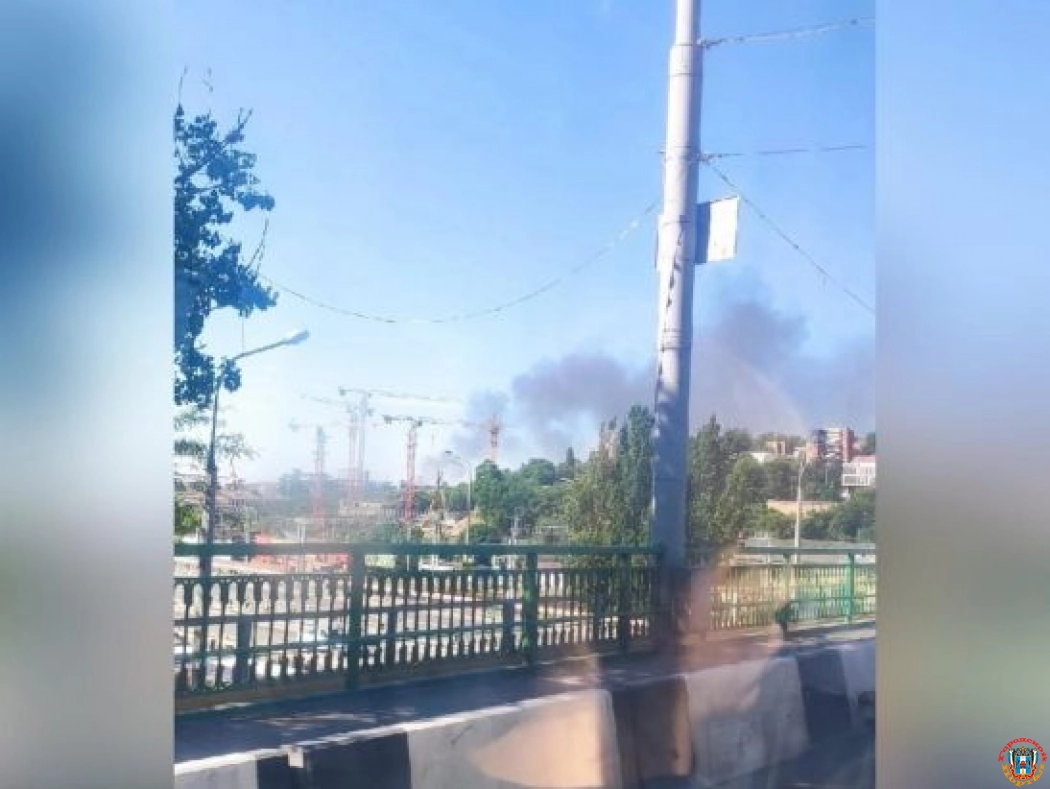 В Ростове на большой площади горел склад