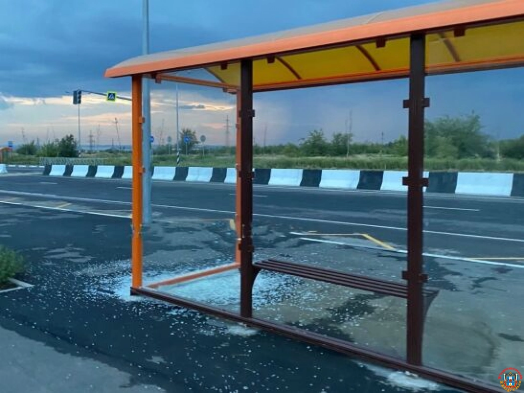 В Ростове разбили новую стеклянную остановку