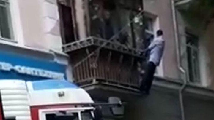 Доставлен в психиатрическое отделение. На Урале спасатели сняли с балкона мужчину