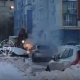 На помощь горящему "Порше" в центре Нижнего Новгорода пришел трактор