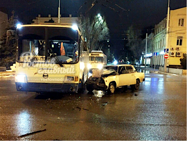 Автомобиль на большой скорости протаранил троллейбус в Ростове