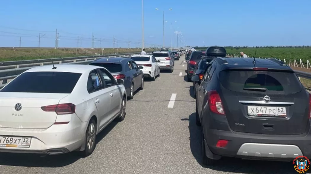На подъезде к Крымскому мосту образовалась пятикилометровая пробка