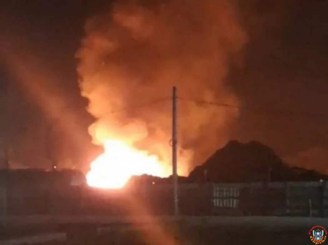 Ночью на улице Промышленной в Батайске произошел крупный пожар