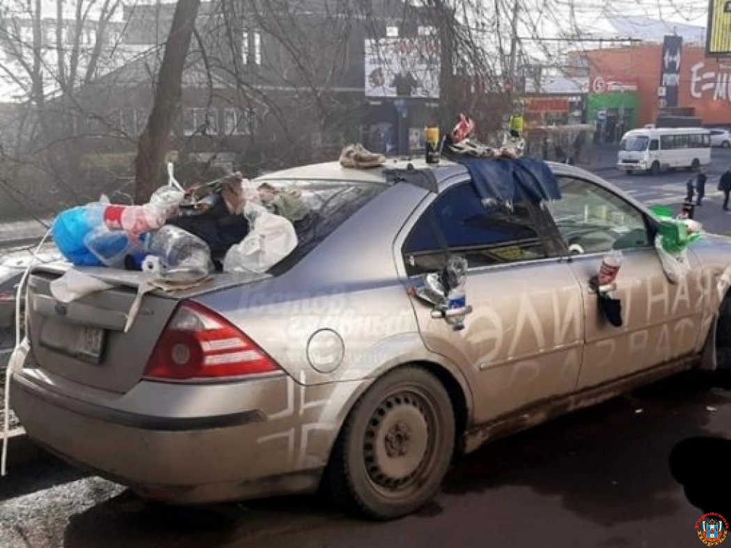 В Ростове машину автохама обложили мусором и бутылками