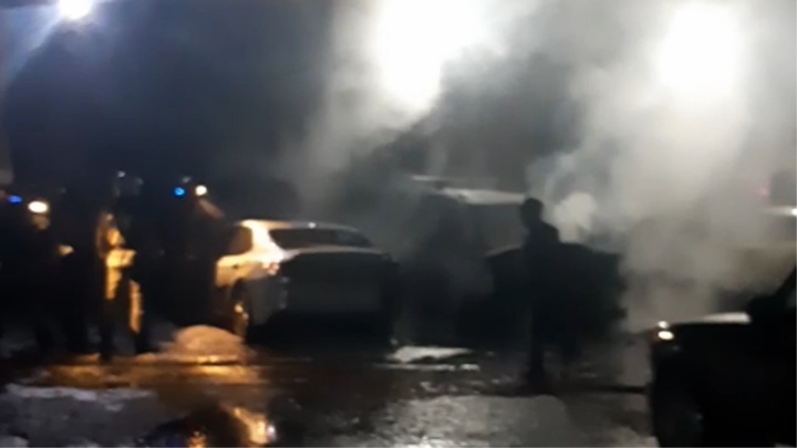 В Ярославле на охраняемой стоянке загорелись машины В Ярославле на охраняемой стоянке загорелись машины