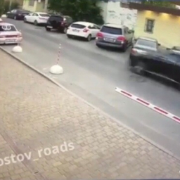 Появилось видео как черный «Лексус» в Ростове повредил несколько припаркованных машин