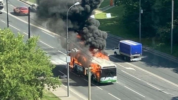 Автобус с пассажирами загорелся на северо-западе Москвы