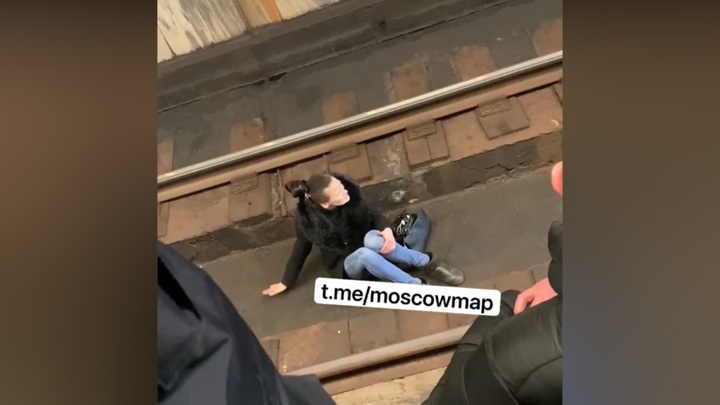 В московском метро остановили движение из-за пассажирки на рельсах