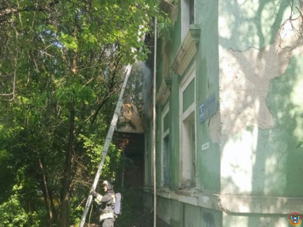 В Ростове на Нансена двухэтажный дом горит на большой площади